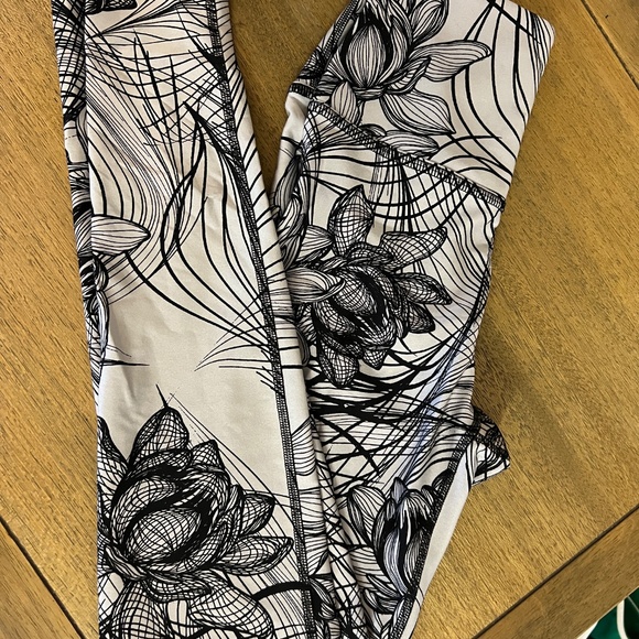 Beyond Yoga Womens Flip It And Reverse It Leggings | Desertcart INDIA XS - Picture 4 of 4